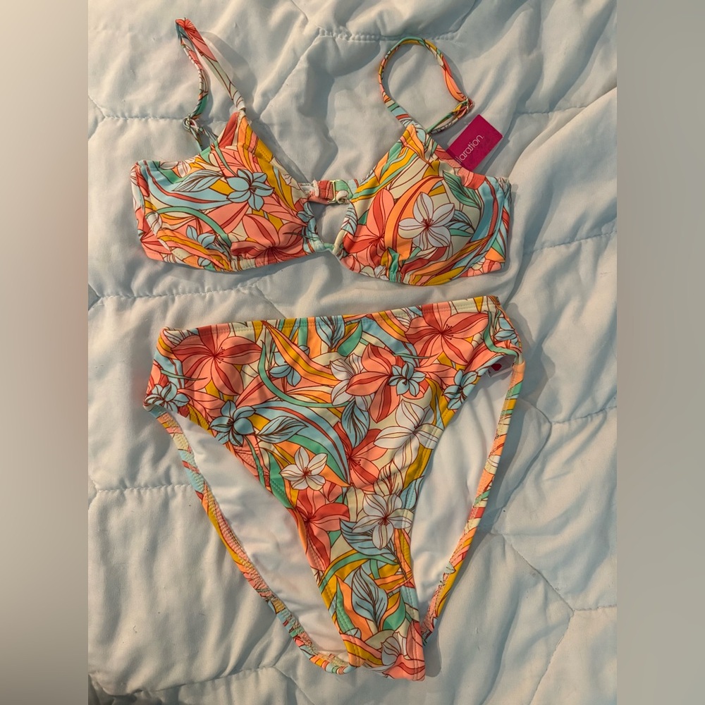 Juniors bikini. Medium top, small bottom. Exhilaration brand